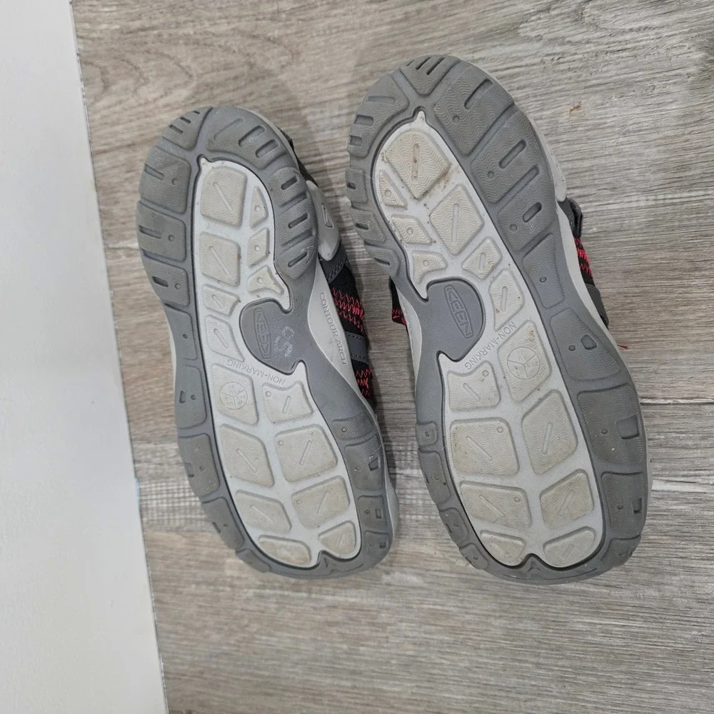 KEEN Boys Knotch Creek Sandals Size 6 Gray Red Hiking Water Shoes Closed Toe
